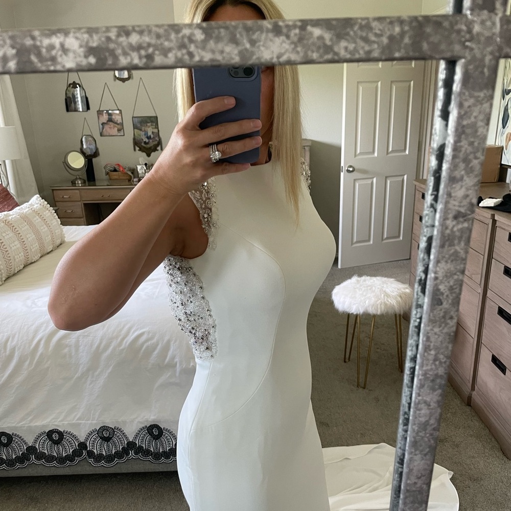 Pronovias Wedding Dress! Size 10, fits like a true US 6.